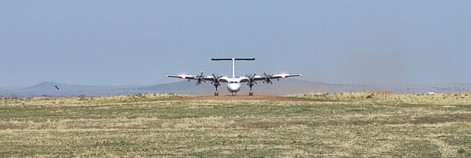 Kenya - avioneta aterrizando en pista de tierra