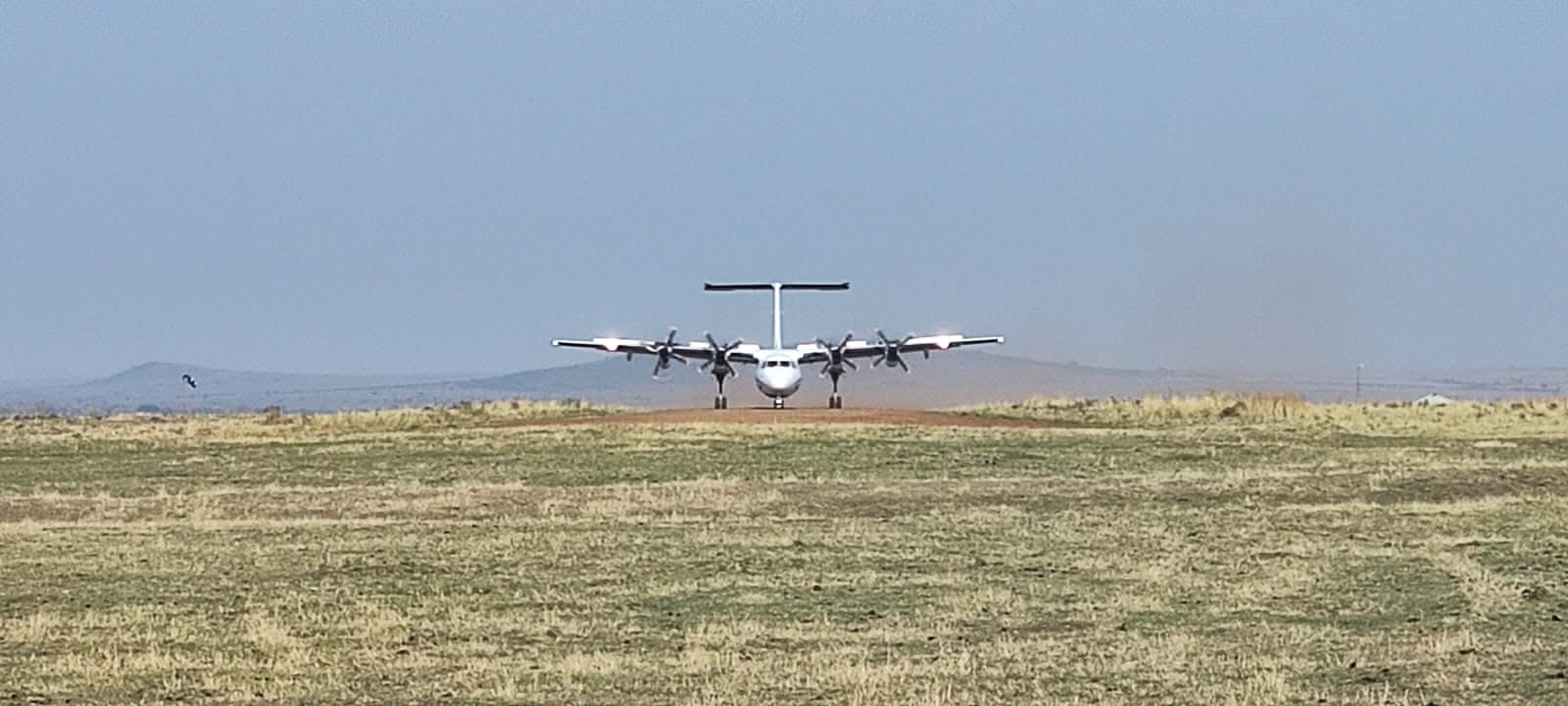 Kenya - avioneta aterrizando en pista de tierra