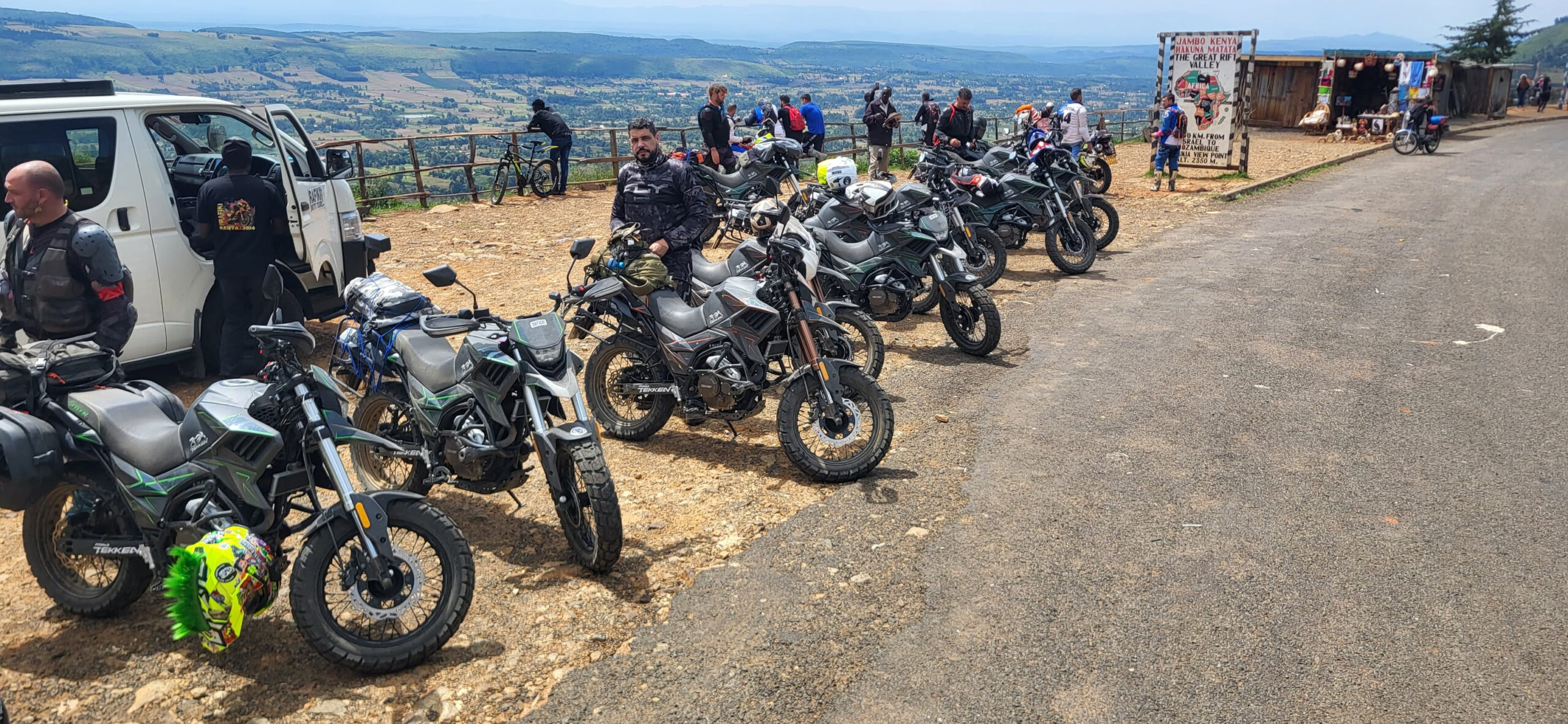 Grupo de motos RAFIKI paradas en el mirador del Great Rift Valley