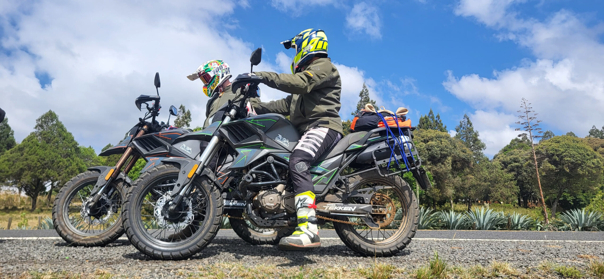 Dos clientes en moto durante el tour de Kenya