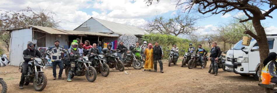 Grupo completo de un tour de RAFIKI con las motos y el vehículo de apoyo en Kenya, junto a Mama Chala