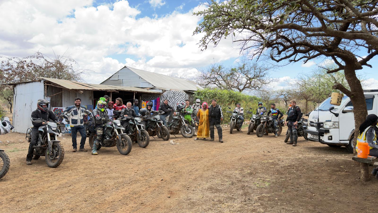 Grupo completo de un tour de RAFIKI con las motos y el vehículo de apoyo en Kenya, junto a Mama Chala