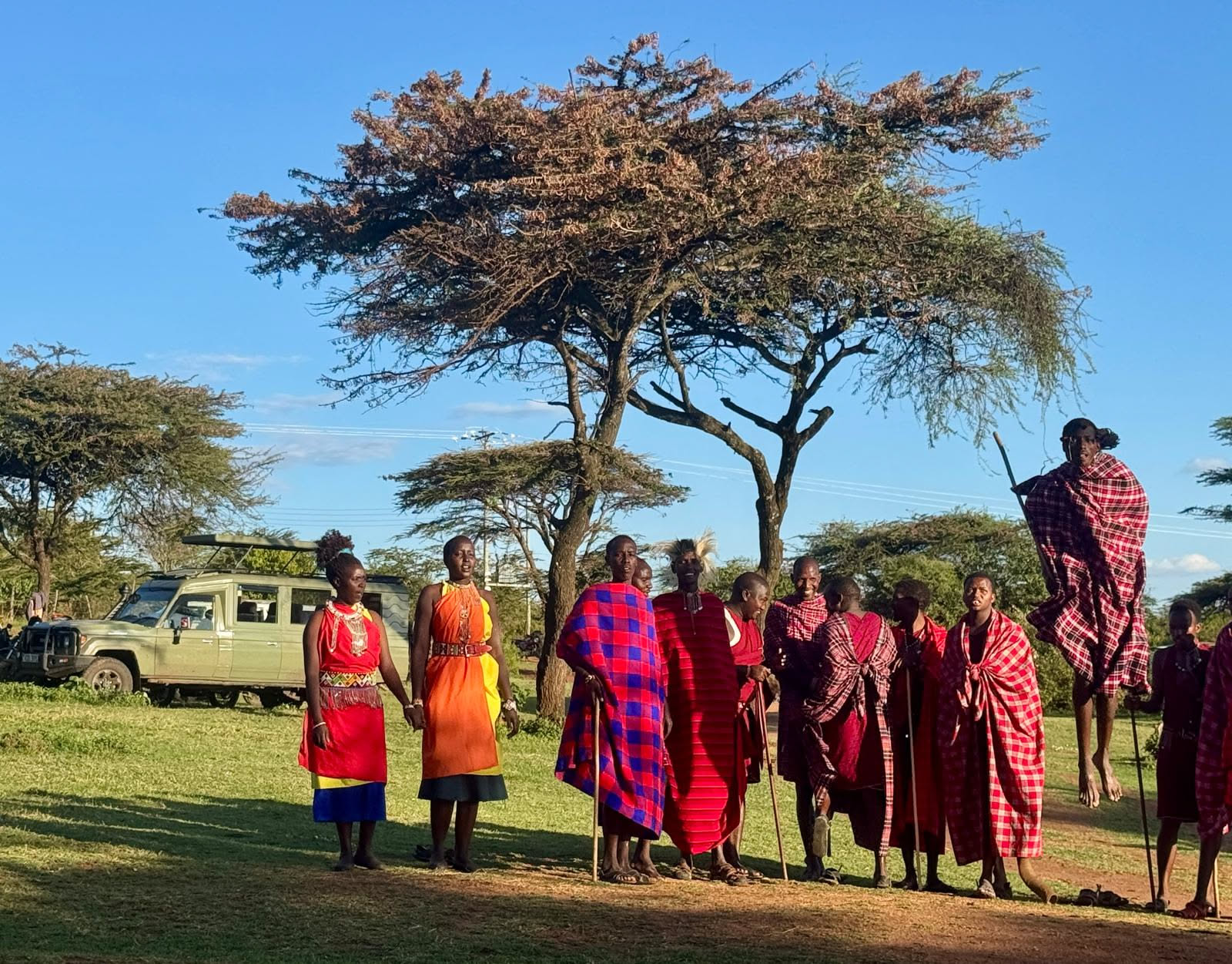 Guerreros Maasai en su danza tradicional