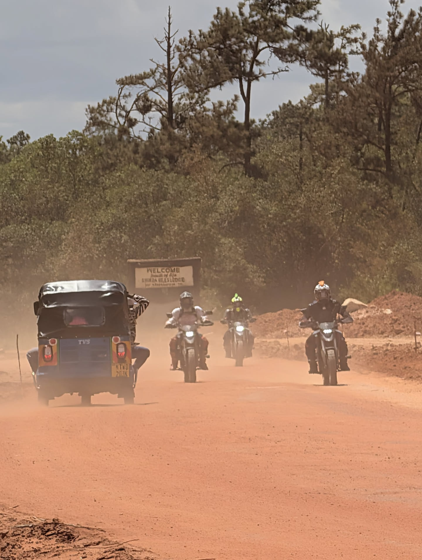 Grupo RAFIKI circulando en moto por Kenya