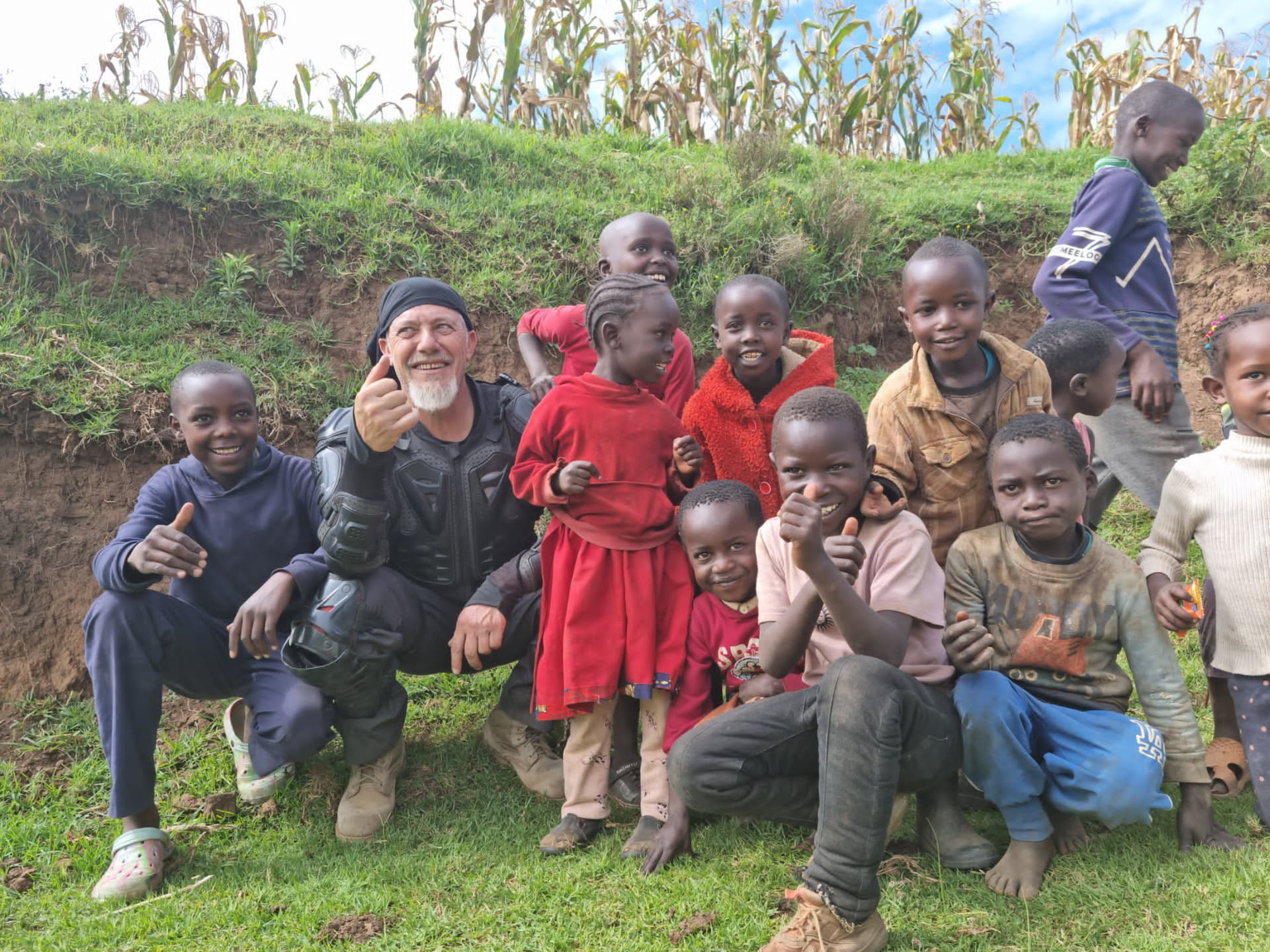 El guía comparte un momento cercano y alegre con un grupo de niños locales en Kenya